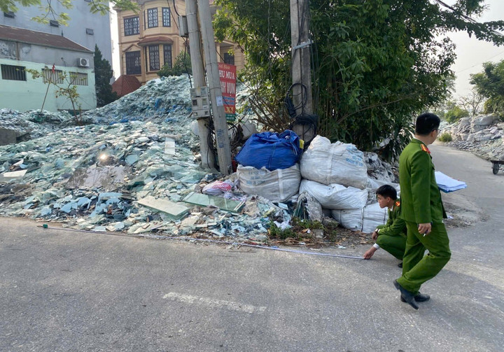 Hiện trường Nguyễn Văn Hoài đổ kính vụn ở thôn Ngô Xá, xã Yên Phong, Bắc Ninh. (Ảnh: Công an Bắc Ninh)