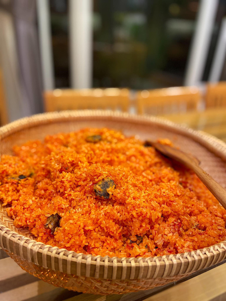 Xôi hấp lần 1 để ra rổ cho thoáng. (Ảnh: Minh Châu)