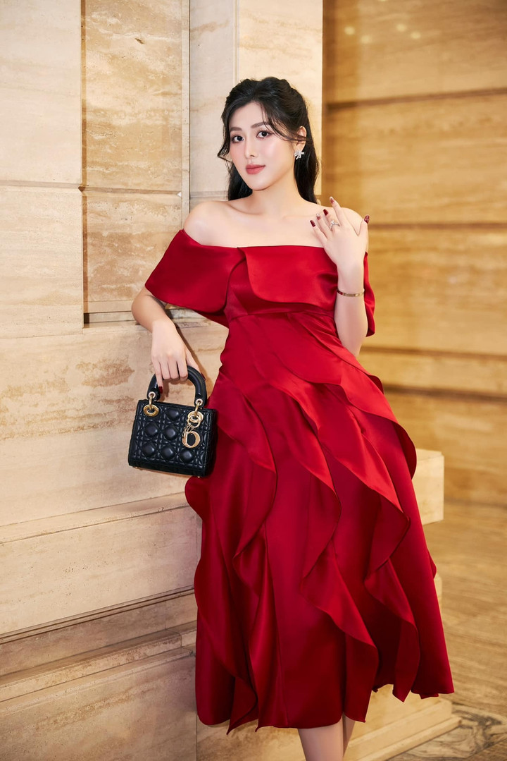 Tin đồn cả hai hẹn hò rộ lên khi nam tiền đạo bình luận ngọt ngào dưới loạt ảnh của Kim Thủy: “Vẻ đẹp của bạn là 10 điểm không có nhưng" bên cạnh là biểu tượng cảm xúc thể hiện sự yêu thích.