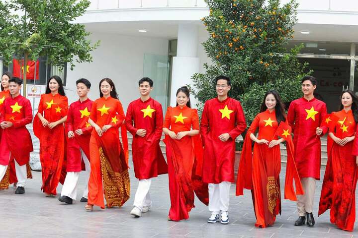 BST Áo dài "hình chữ S" như một sự tri ân lịch sử của người trẻ hiện nay.