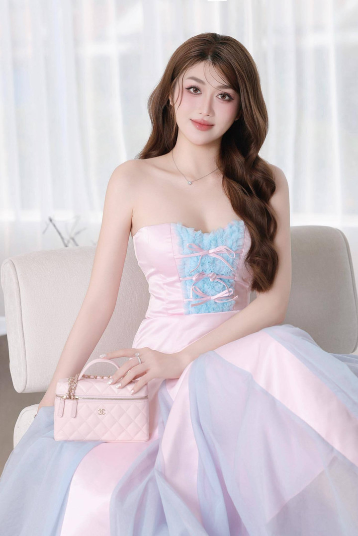 Trước đó, Kim Thủy cũng từng vài lần úp mở về bạn trai. Khi Đình Bắc giành danh hiệu "Cầu thủ hay nhất giải U23 Đông Nam Á", cô cũng đăng tải hình ảnh chiếc cúp và huy chương vàng như bày tỏ sự tự hào.