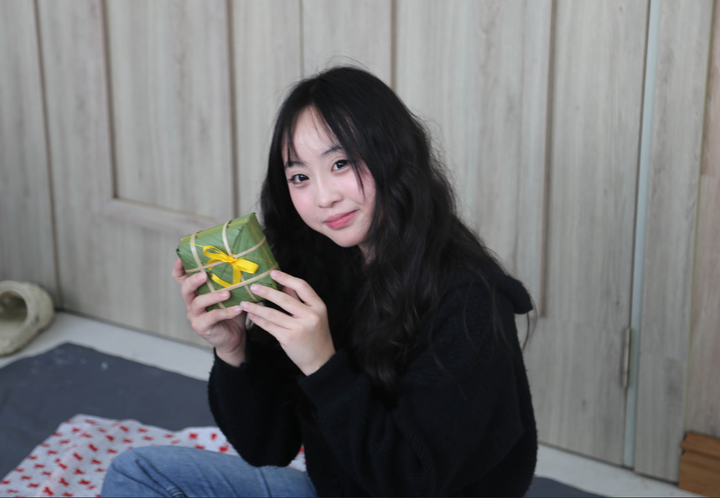 Sinh viên Đại học Việt Nhật gói bánh chưng sớm đón 'Tết Việt – Nhật 2026' - 2