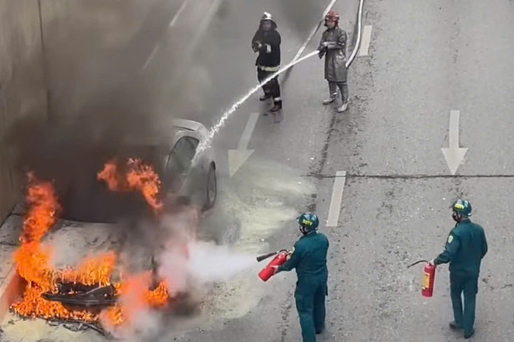 Hiện trường vụ cháy xe ô tô Audi.