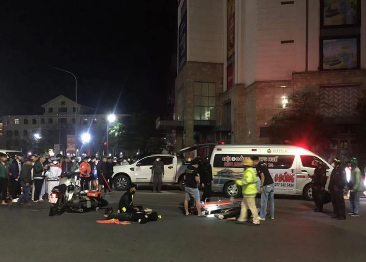 Hiện trường vụ tai nạn giữa 2 xe máy (trong đó có xe máy kẹp 3) làm 3 người bị thương. (Ảnh: MXH)