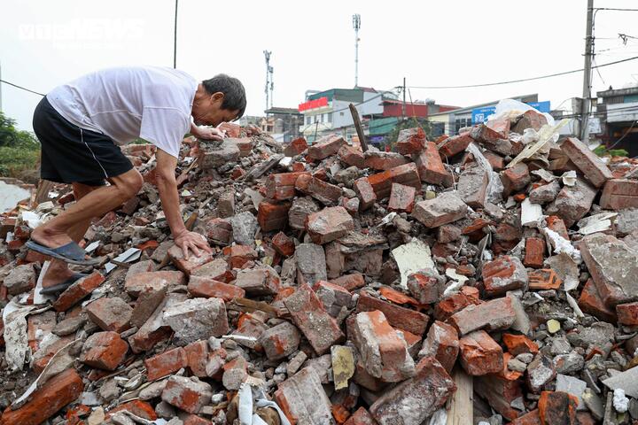 “Trước đây nhà tôi rộng gần 200 m², sau khi trả đất cho dự án chỉ còn hơn 50 m². Gia đình tôi đồng ý với phương án đền bù 93 triệu đồng/m² để có tuyến đường đẹp, khang trang hơn”, ông Nguyễn Văn Công chia sẻ.