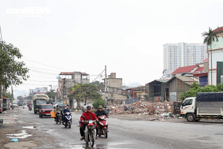 Sau nhiều năm đình trệ, đến tháng 8/2024, dự án mở rộng đường Tam Trinh được khởi động trở lại. Đặc biệt, sau khi vận hành mô hình chính quyền địa phương 2 cấp, các phường trong vùng dự án đã tăng tốc công tác giải phóng mặt bằng, bàn giao mặt bằng cho đơn vị thi công.