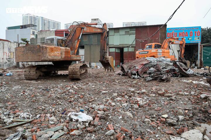 Hà Nội đang quyết liệt thúc đẩy tiến độ các dự án trọng điểm chậm triển khai, coi đây là nhiệm vụ trọng tâm nhằm cải thiện hạ tầng, nâng cao chất lượng sống. Thành phố yêu cầu các địa phương làm chủ đầu tư chủ động tháo gỡ vướng mắc, đẩy nhanh giải phóng mặt bằng, phối hợp các sở, ngành hoàn thiện thủ tục; đồng thời đề nghị nhà thầu tập trung nhân lực, thiết bị, cam kết tiến độ và chất lượng thi công.