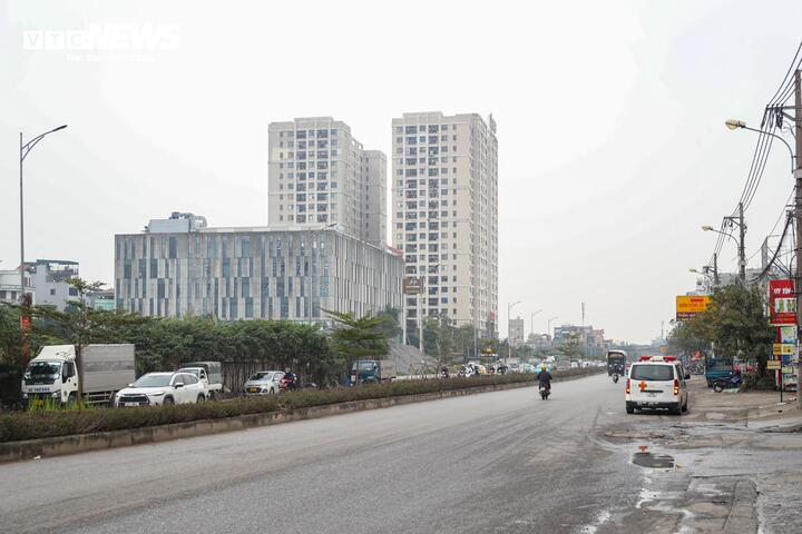 Dự án mở rộng đường Tam Trinh (dài khoảng 3,5km) là công trình giao thông trọng điểm của Hà Nội, kết nối Vành đai 2 với Vành đai 3. Tuyến đường đi qua các phường Hoàng Mai, Tương Mai và Vĩnh Tuy, với tổng diện tích giải phóng mặt bằng hơn 60.000m², liên quan 1.600 hộ dân và 20 tổ chức. Trong đó, phường Hoàng Mai được giao làm chủ đầu tư, là địa bàn trọng điểm, chiếm hơn 60% diện tích toàn dự án.