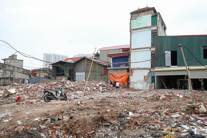 Theo ghi nhận của PV Báo Điện tử VTC News, đến nay, nhiều khu vực nhà ở, nhà xưởng đã được phá dỡ, bàn giao mặt bằng phục vụ dự án xây dựng đường Tam Trinh.