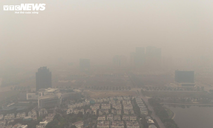 Bầu trời Hà Nội xám xịt, bụi mịn và sương mù trong ngày chất lượng không khí ở mức rất xấu.