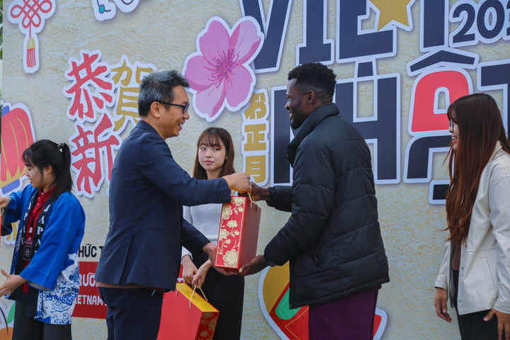 Đại diện nhà trường trao quà cho sinh viên quốc tế.