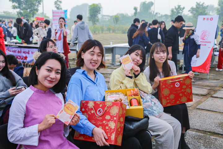 Nhóm nữ sinh Nhật Bản xúc động khi nhận được quà Tết từ nhà trường.