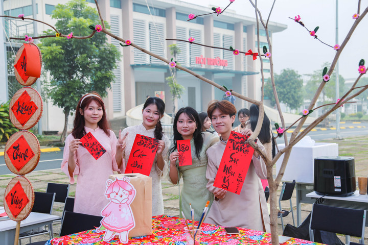 Các nữ sinh khoe nét thư pháp.