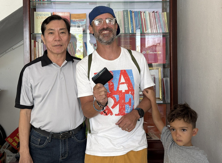 Nam du khách nhận lại tài sản đánh rơi. (Ảnh: C.A)