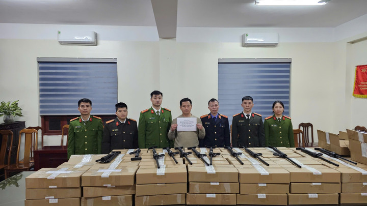 Dương Ích Phong cùng tang vật thu giữ tại cơ quan công an. (Ảnh: Công an Lạng Sơn).