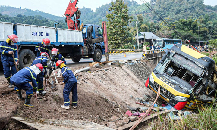 Hiện trường lật xe khách làm 3 người chết ở Sơn La. (Ảnh: An Hảo)