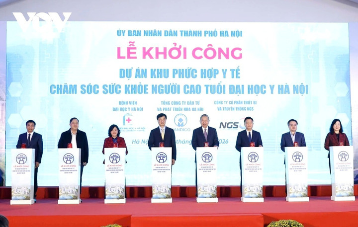 Tổng Bí thư Tô Lâm và các đại biểu thực hiện nghi thức khởi công dự án phức hợp y tế chăm sóc sức khỏe người cao tuổi.