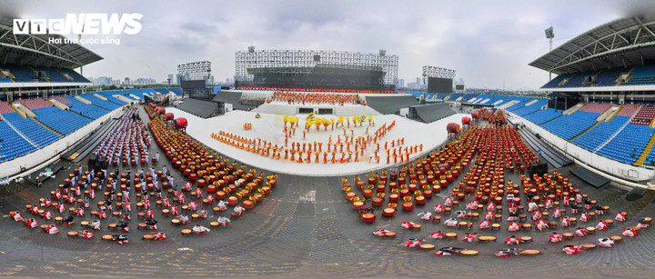 2.500 học viên cảnh sát tổng hợp luyện màn trống hội chào mừng Đại hội Đảng - 8