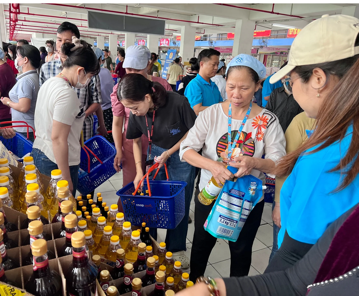 Công nhân Công ty Pouyuen Việt Nam được tặng phiếu mua hàng để mua nhu yếu phẩm thiết yếu tại nhà máy ngày 17/1.