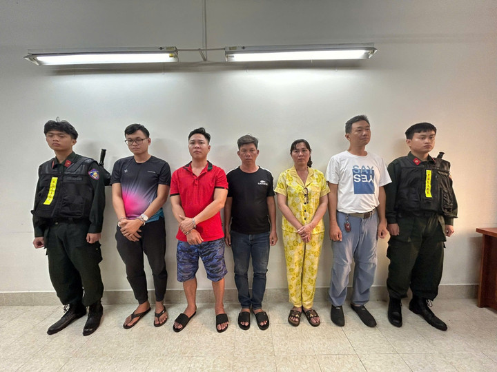 Các bị can tại cơ quan công an.