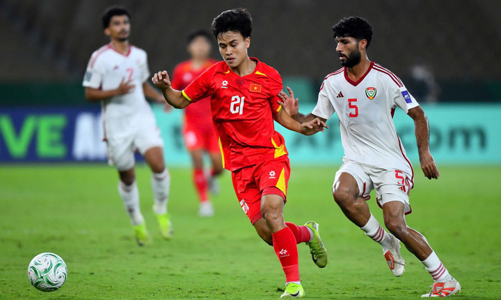 U23 UAE vượt trội ở các tình huống đấu tay đôi.