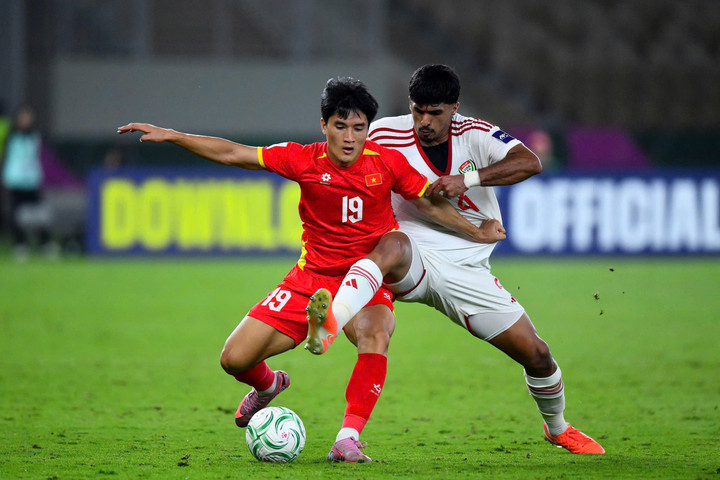 U23 UAE rất mạnh trong các pha tranh chấp.
