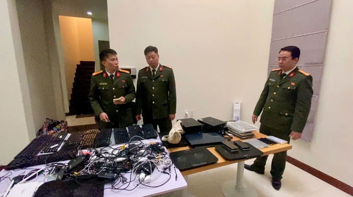 Lực lượng chức năng kiểm tra tang vật.