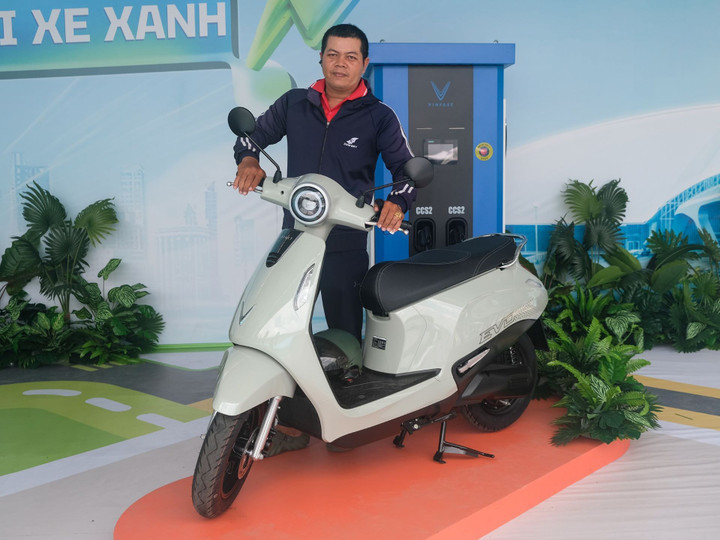 VinFast Evo Grand: Xe máy điện 2 pin đa dụng cho người cần đi xa, chở nhiều - 1