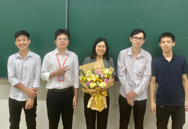 TS. Vũ Tần (giữa) cùng các em sinh viên tại Đại học Bách khoa Hà Nội. (Ảnh: NVCC)