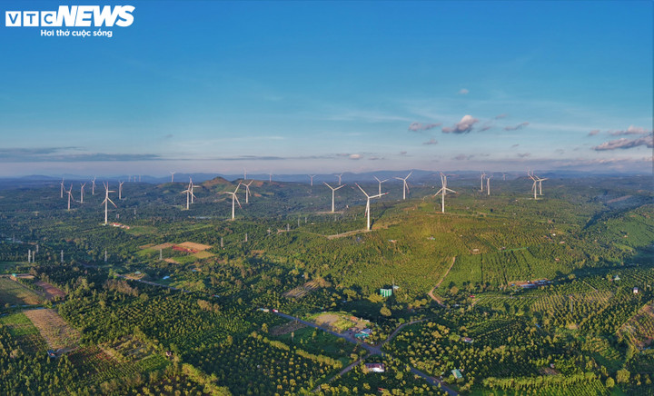 Nổi bật là dự án điện gió Ea Nam, có diện tích khoảng 600ha, trải dài từ xã Ea Drăng đến xã Ea Khal (tỉnh Đắk Lắk). Dự án có tổng mức đầu tư hơn 16.500 tỷ đồng, sở hữu 108 trụ turbine gió khổng lồ, mỗi trụ cao 94m, sải cánh rộng loại 2.4MW. Đây được xem là loại lớn nhất từng được lắp đặt tại Việt Nam với tổng công suất 400MW, đóng góp 1,1 tỉ kWh/năm vào nguồn điện quốc gia, góp phần bảo đảm nguồn cung điện cho tỉnh và khu vực Tây Nguyên .Đây cánh đồng điện gió trên đất liền có quy mô lớn nhất Việt Nam hiện nay.