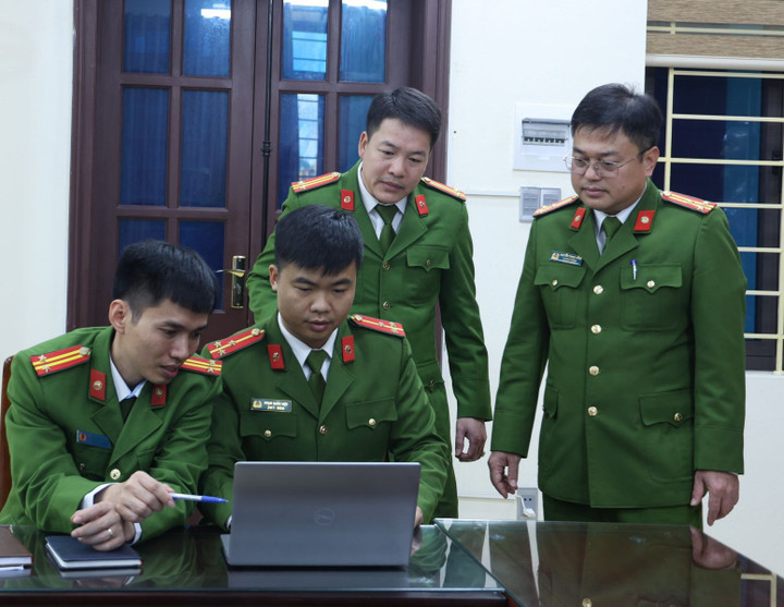 Lãnh đạo, điều tra viên Phòng Cảnh sát hình sự tiến hành điều tra, làm rõ vụ án