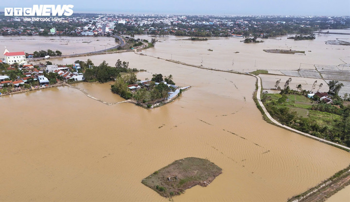 Xóm Lưới Gõ từng là khu vực chịu ảnh hưởng nặng nề của địa phương này. Đây cũng là nơi nước lũ rút đi muộn nhất. Trong nhiều ngày, người dân phải sống trong cảnh ngập sâu, thiếu thốn đủ bề. Khi nước rút, bùn đất dày đặc, môi trường ô nhiễm, đời sống sinh hoạt bị đảo lộn nghiêm trọng (ảnh chụp tháng 11/2025). Giữa những mất mát ấy, các ngôi nhà chống lũ hôm nay không chỉ là nơi trú ẩn an toàn, mà còn là điểm tựa để người dân từng bước ổn định cuộc sống, hướng tới một cái Tết bình yên.
