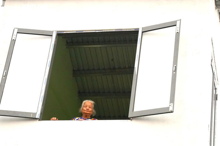 Ngoài ngôi nhà chống lũ, gia đình bà còn được hỗ trợ đầy đủ các vật dụng sinh hoạt.