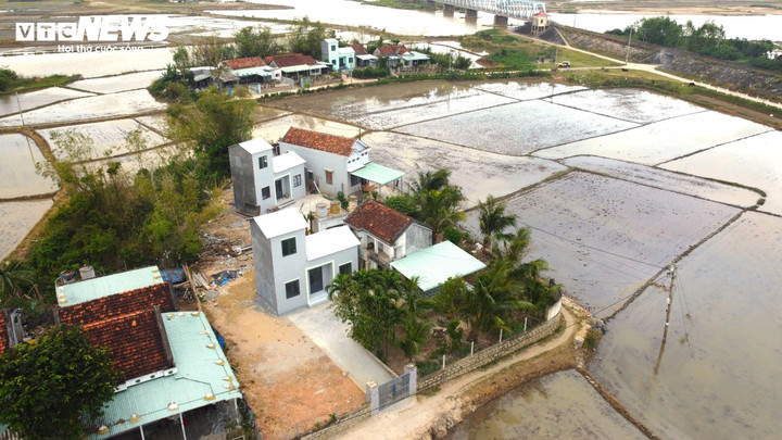 Sau hai tháng kể từ trận lũ lịch sử cuối tháng 11/2025, xóm Lưới Gõ (thôn Thạch Tuân 2, xã Hòa Xuân, tỉnh Đắk Lắk) – nơi nước lũ rút muộn nhất đang dần hồi sinh. Những căn nhà chống lũ được xây dựng vươn lên giữa vùng đất từng ngập sâu, mang theo hy vọng về cuộc sống an toàn hơn cho người dân.