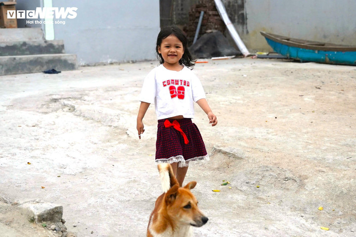 Niềm vui của những em bé trong căn nhà mới.