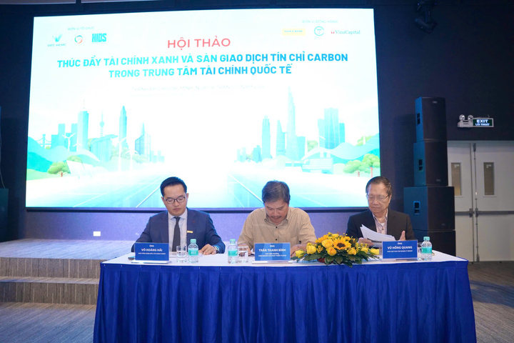 Ông Võ Hoàng Hải – Phó Tổng Giám đốc Nam A Bank - trình bày Sáng kiến Cộng đồng tài chính xanh trong Trung tâm Tài chính Quốc tế.