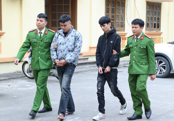 Đối tượng Nguyễn Hữu Tuấn (áo đen) và Vi Văn Mạnh (áo xám). (Ảnh: Công an tỉnh Ninh Bình)