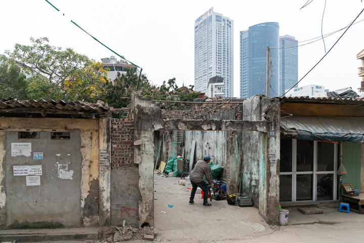 Trước thông tin trên, nhiều hộ dân thuộc diện giải phóng mặt bằng khẩn trương thu xếp nhà cửa, di chuyển tài sản để phục vụ công tác di dời.