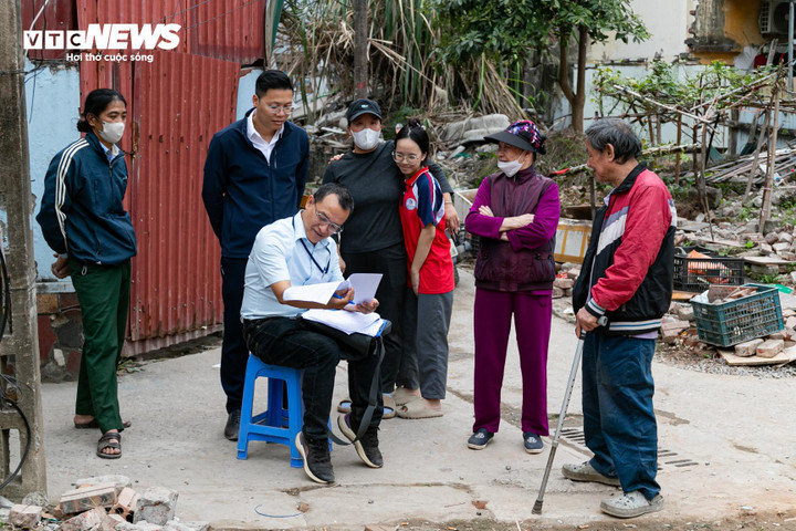 Cán bộ phường Cầu Giấy trực tiếp đến từng hộ dân thuộc diện di dời để hướng dẫn, hỗ trợ hoàn thiện thủ tục thuê nhà tạm cư.