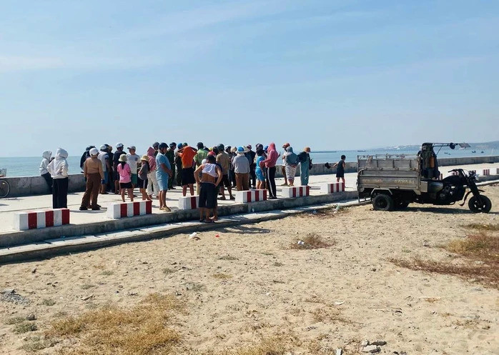 Rất đông người dân đứng theo dõi vụ việc. Ảnh: DT