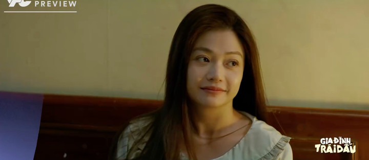 Bà Ánh có phần mủi lòng chuyện của chồng khi con gái an ủi.