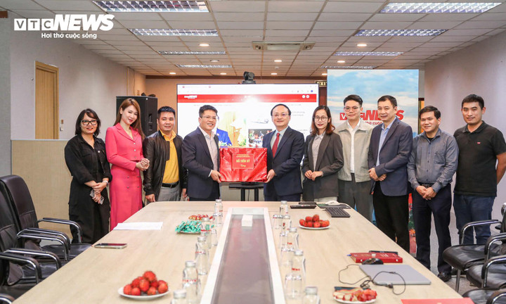 Tổng Giám đốc VOV Đỗ Tiến Sỹ động viên các cán bộ, viên chức, người lao động thực hiện nhiệm vụ tuyên truyền Đại hội đại biểu toàn quốc lần thứ XIV của Đảng tại Báo Điện tử VTC News.