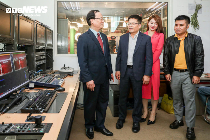 Tổng Giám đốc VOV Đỗ Tiến Sỹ thăm trường quay của Báo Điện tử VTC News.