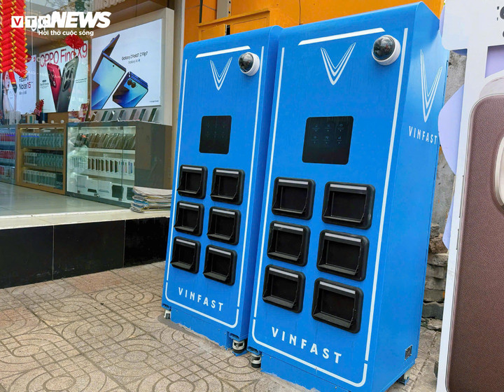 Tủ đổi pin xe máy điện đang được lắp đặt tại các cửa hàng Điện Máy Xanh, Thế giới Di động, FPT Shop... trên địa bàn TP.HCM.