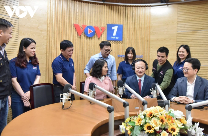 Tổng Giám đốc Đỗ Tiến Sỹ thăm và động viên phóng viên, biên tập viên, kỹ thuật viên Ban Thời sự VOV1.
