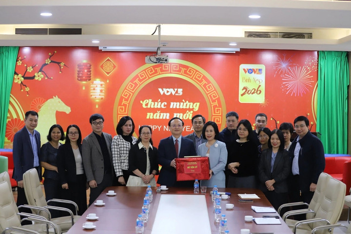 Tổng Giám đốc Đỗ Tiến Sỹ thăm và động viên phóng viên, biên tập viên, kỹ thuật viên Ban Đối ngoại (VOV5).