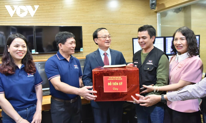 Tổng Giám đốc VOV Đỗ Tiến Sỹ tặng quà, động viên các đơn vị của Đài.