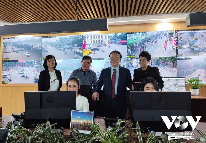 Tổng Giám đốc Đỗ Tiến Sỹ thăm và động viên phóng viên, biên tập viên, kỹ thuật viên Ban VOV Giao thông Quốc gia.