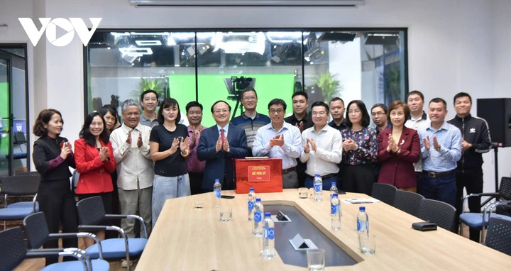 Tổng Giám đốc Đỗ Tiến Sỹ thăm và động viên phóng viên, biên tập viên, kỹ thuật viên Báo Điện tử Tiếng nói Việt Nam (VOV).