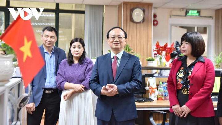 Tổng Giám đốc Đỗ Tiến Sỹ thăm và động viên phóng viên, biên tập viên, kỹ thuật viên Ban Văn hóa - Xã hội và Dân tộc (VOV2)